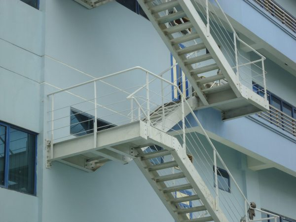  Cầu thang sắt thoát hiểm và cầu thang xương cá: So sánh và đánh giá |Cầu thang nghệ thuật đẹp